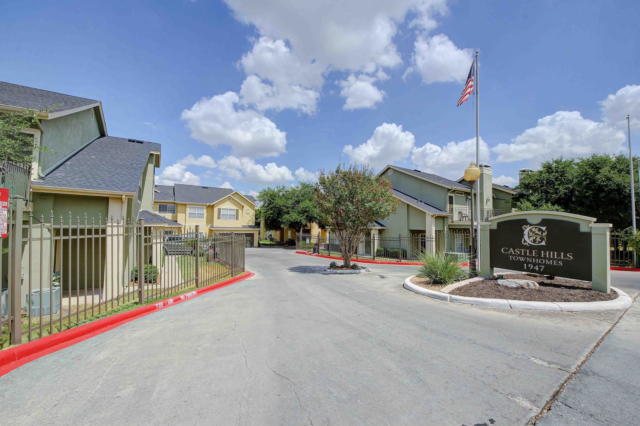 Castle Hills Townhomes Apartments in San Antonio, TX